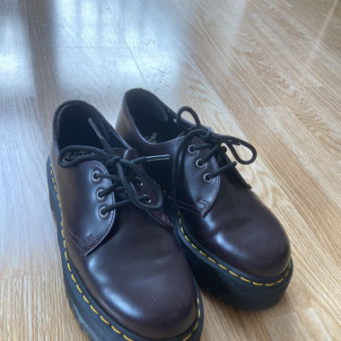 Weinrote Dr. Martens Loafers Plateau neu