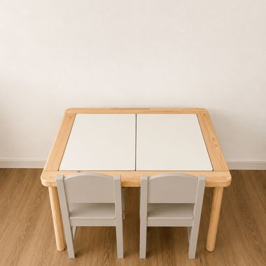 Kinder-Spieltisch mit Stühlen