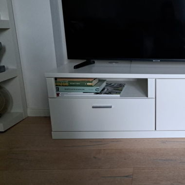 Weisser TV Schrank