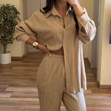 Beiges Ensemble aus Hemd und Hose