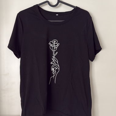 T-shirt noir motif main et rose