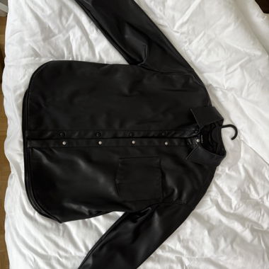 Schwarze Jacke aus Kunstleder Pull&bear