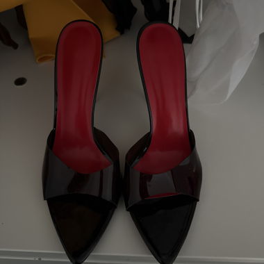 Schwarze und rote Mules