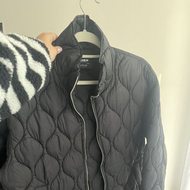 schwarze Steppjacke