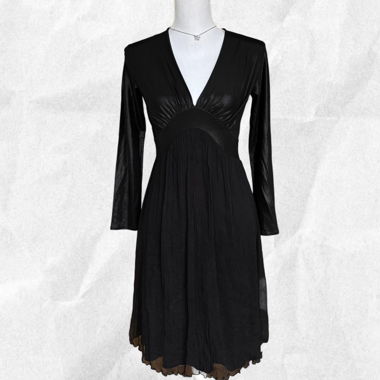 Schwarzes Kleid der 2000er