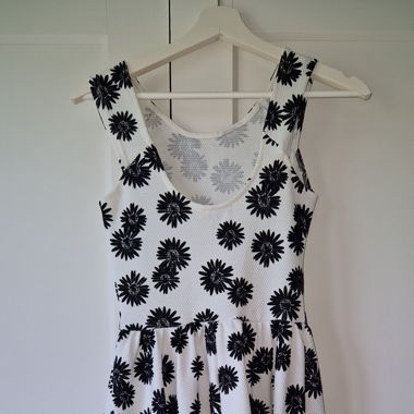 Weisses Kleid mit schwarzen Blumen