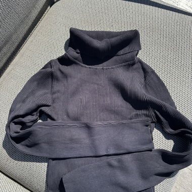 Maglione nero con collo alto