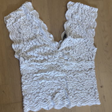 Haut en dentelle blanche
