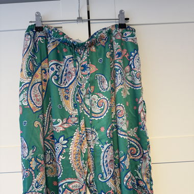 Bequeme breite hosen side material
