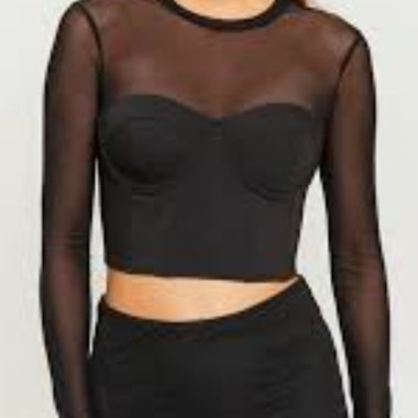 Schwarzer Top aus transparenter Strickware