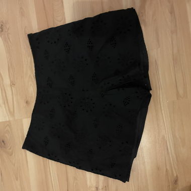 Shorts neri Chicoree con motivo traforato