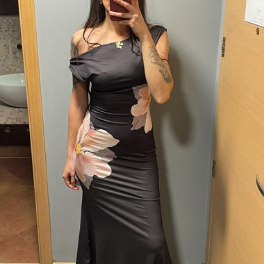 Schulterfreies Kleid mit Blumen