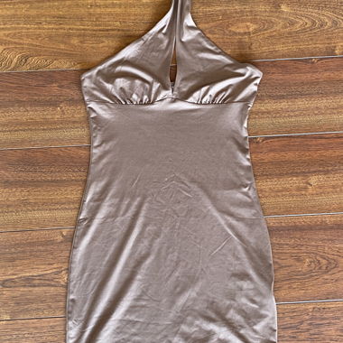 Robe brune décolleté 