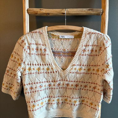 Weisser Pulli mit farbigen Bändern 