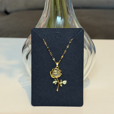 Collana dorata con ciondolo a rosa