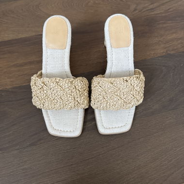 Sandali intrecciati con zeppa