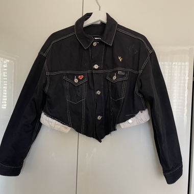Giacca di jeans nera corta upcycled "Booty Club"