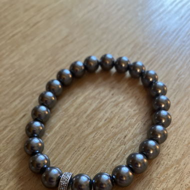 Bracelet de perle gris avec bijou en argent 