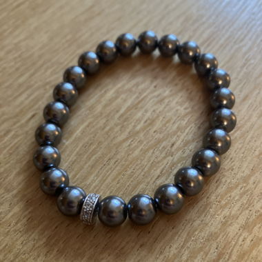 Bracelet de perle gris avec bijou en argent 