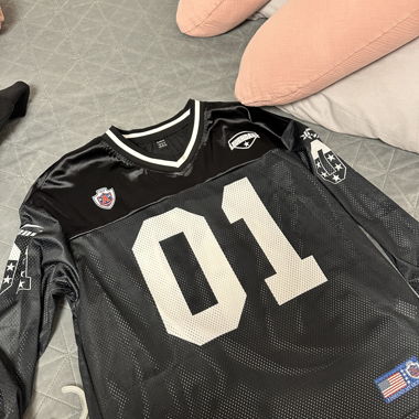 Schwarzes Football-Jersey mit Nummer 01
