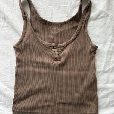 Top a costine marrone con bottoniera