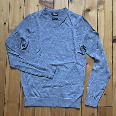 Grau-Merino-Pullover