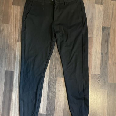 schwarze Chinos