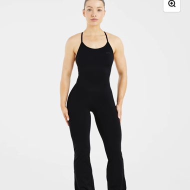 Schwarzer ärmelloser Jumpsuit mit tiefem Rückenausschnitt und Schlag