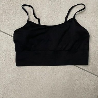 black sports bra 