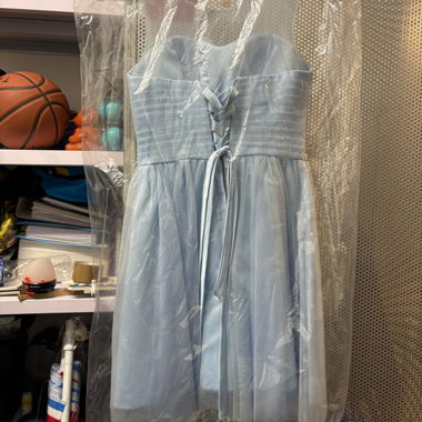 Vestito da cocktail azzurro chiaro con cintura di perle
