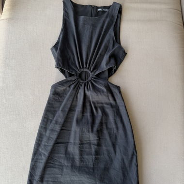 Abito nero con cut-out
