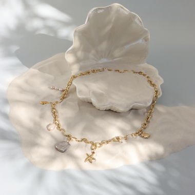 Goldfarbene Charm-Kette mit Anhängern