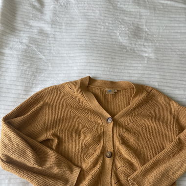 senfgelbe Strickjacke