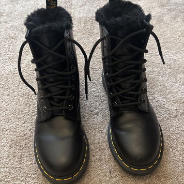 Dr. Martens Schwarze Stiefel mit Fellfutter