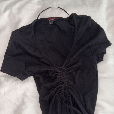 Crop top nero con coulisse al centro