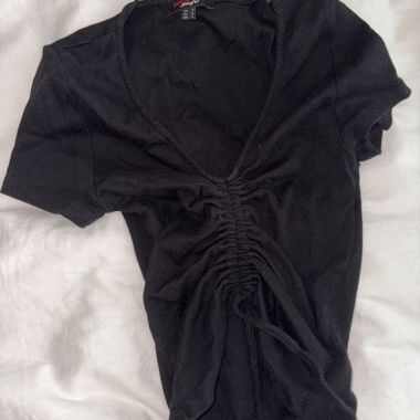 Crop top nero con coulisse al centro