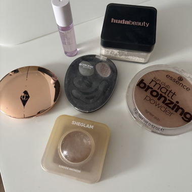 Bundle makeup lot (huda beauty, charlotte tilbury)