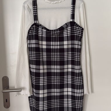 Robe chasuble à carreaux avec sous-pull blanc