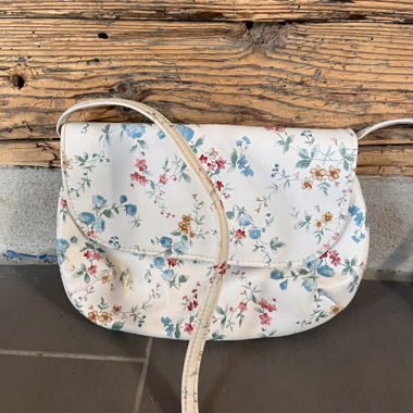 Blumige Schultertasche