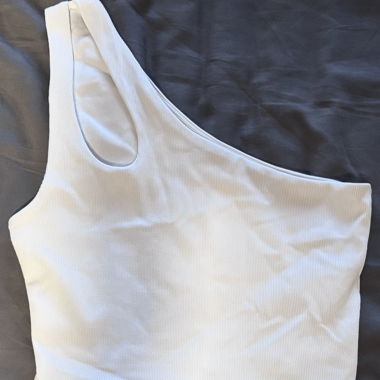 Crop top avec col asymétrique 