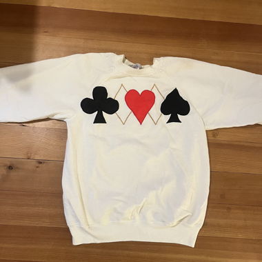 Weisser Pullover mit Kartensymbolen