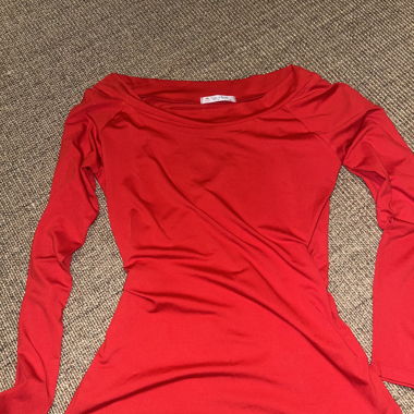 Red off-shoulder long-sleeve shirt