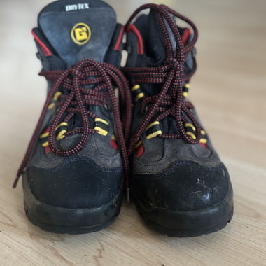Kids hiking shoes