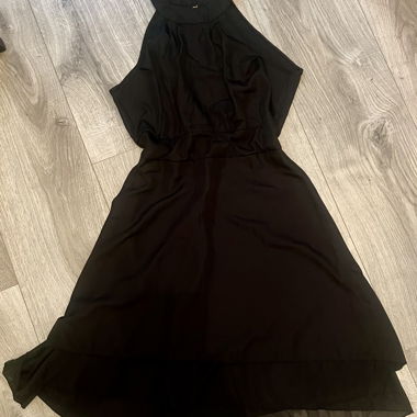 Robe noire fluide chic et agréable 