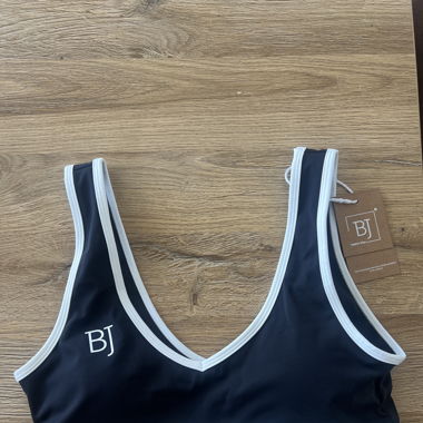 Brassière noir avec ligne blanche 