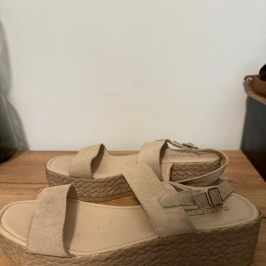 Sandales compensées beiges élégantes / Taille 39