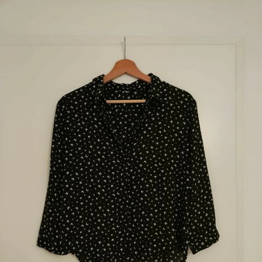 Schwarze Bluse mit Vogelmotiv 