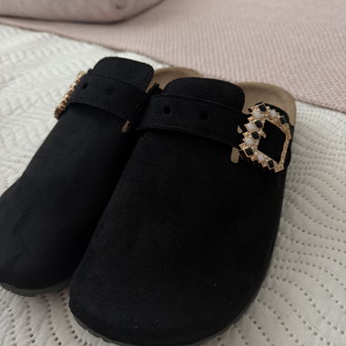 Schwarze Mules mit Schnalle