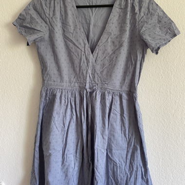 Hellblau, tiefes Neckline, kurzes Sommerkleid
