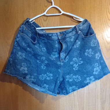 Jeansshorts mit Blumenprint